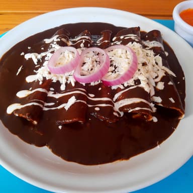 Enchiladas de Mole Poblano (Pechuga Deshebrada)