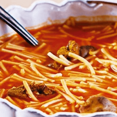Caldo de Pollo con Pasta y Pollo Deshebrado