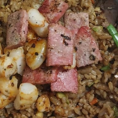 Yakimeshi con Atún Sellado y Camarón