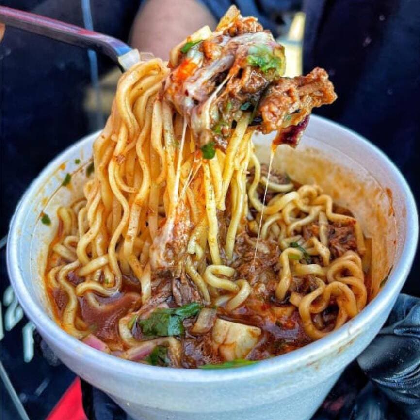 1/2 ORDEN DE BIRRIA RAMEN CON QUESO