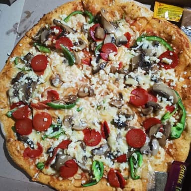 2 Pizzas, 3 Ingredientes Cada Una Más Refresco