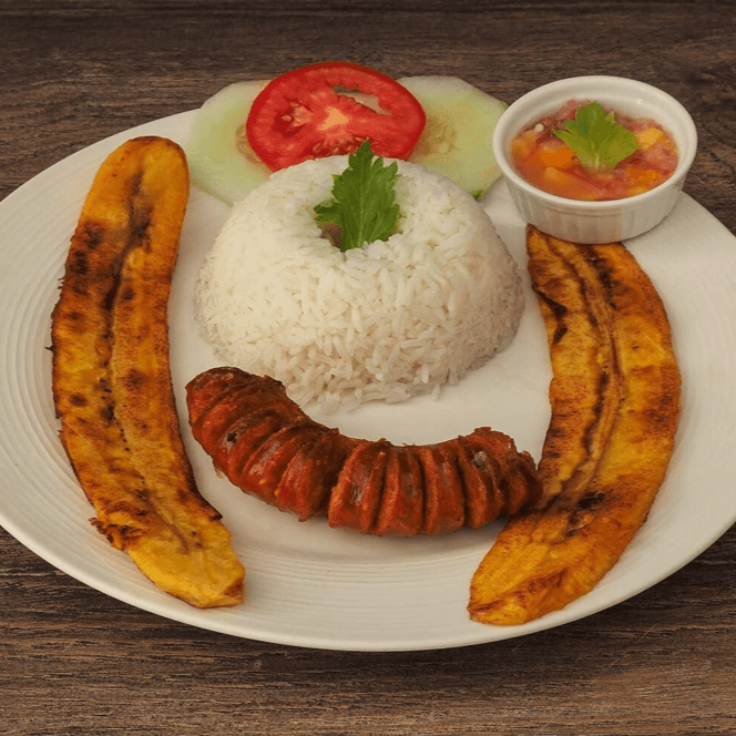 CHORIZO CON ARROZ BLANCO Y PLATANO MADURO