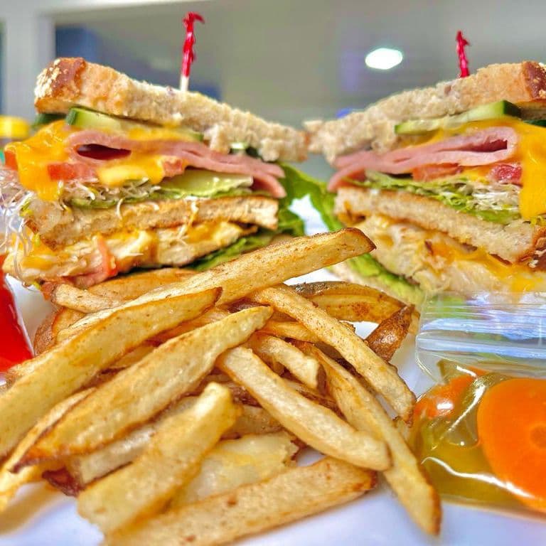 Club Sándwich con Papas