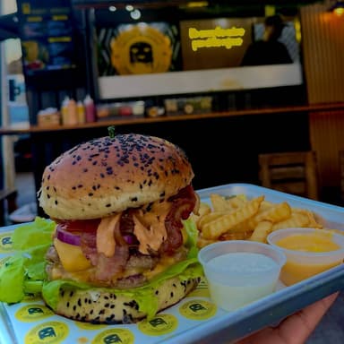 Guera Picante Burger(Papas Gratis!)