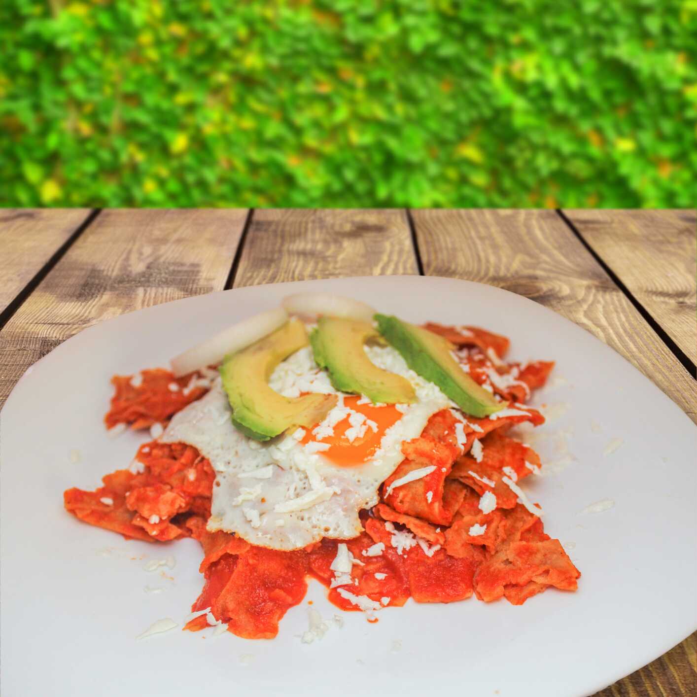 Chilaquiles Rojos con 2 Huevos Estrellados