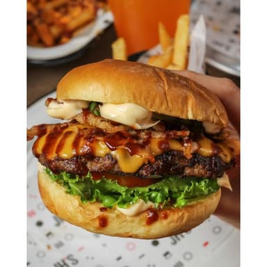 BBQ BURGER CON PAPAS