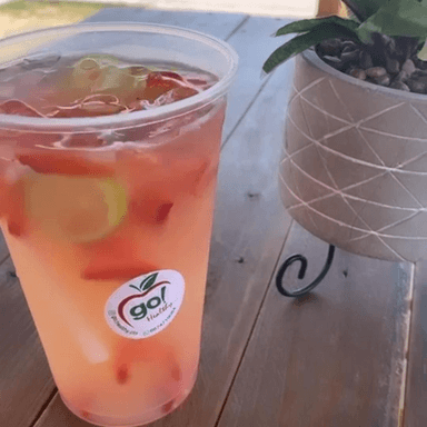 agua natural de fresa limon
