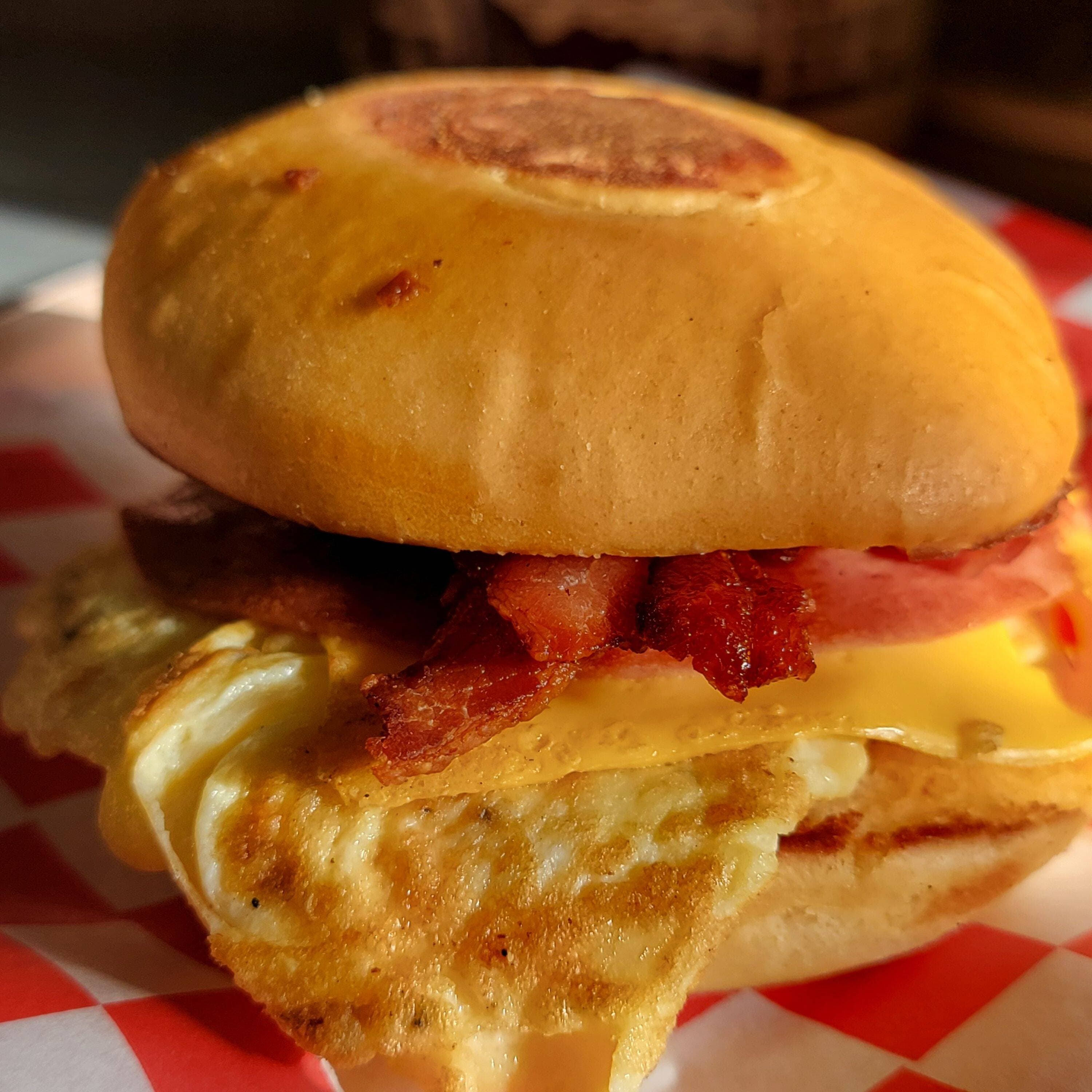 Bisquet Tocino Jamon Huevo Queso Amarillo