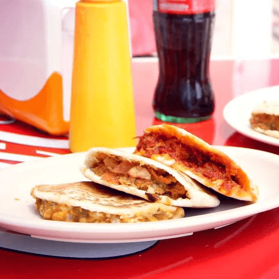 Gordita de Pollo en Salsa Roja.
