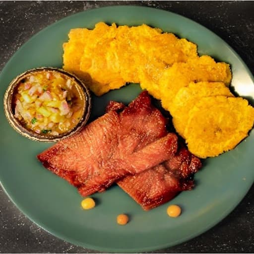 Patacones con cecina