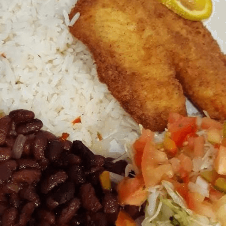 filete de pescado con arroz y frijoles