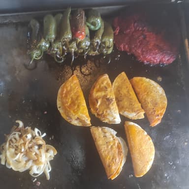 Cinco Tacos de Barbacoa y Un Consomé de 1/2 Lts.