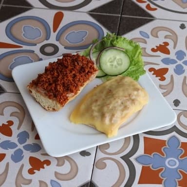 Molletes con Chorizo