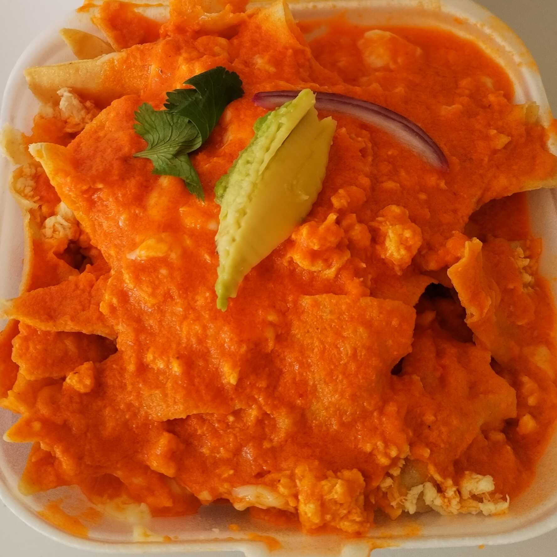 CHILAQUILES CHICOS ROJOS CON POLLO