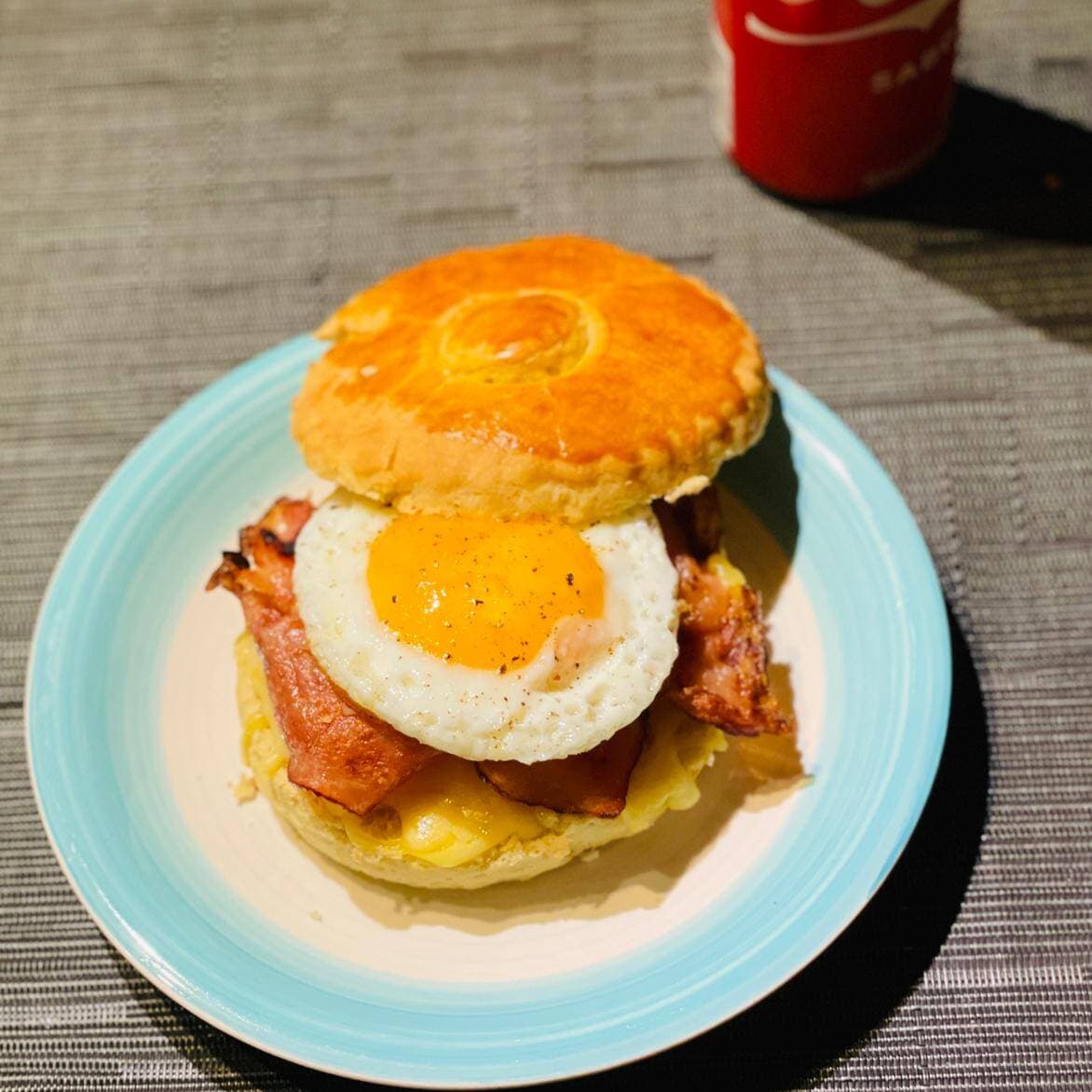 Bísquet Relleno de Tocino, Queso y Huevo Estrellad