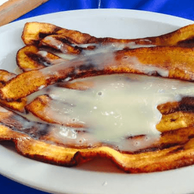 Platanos Fritos con Lechera y Granillo de Chocolat