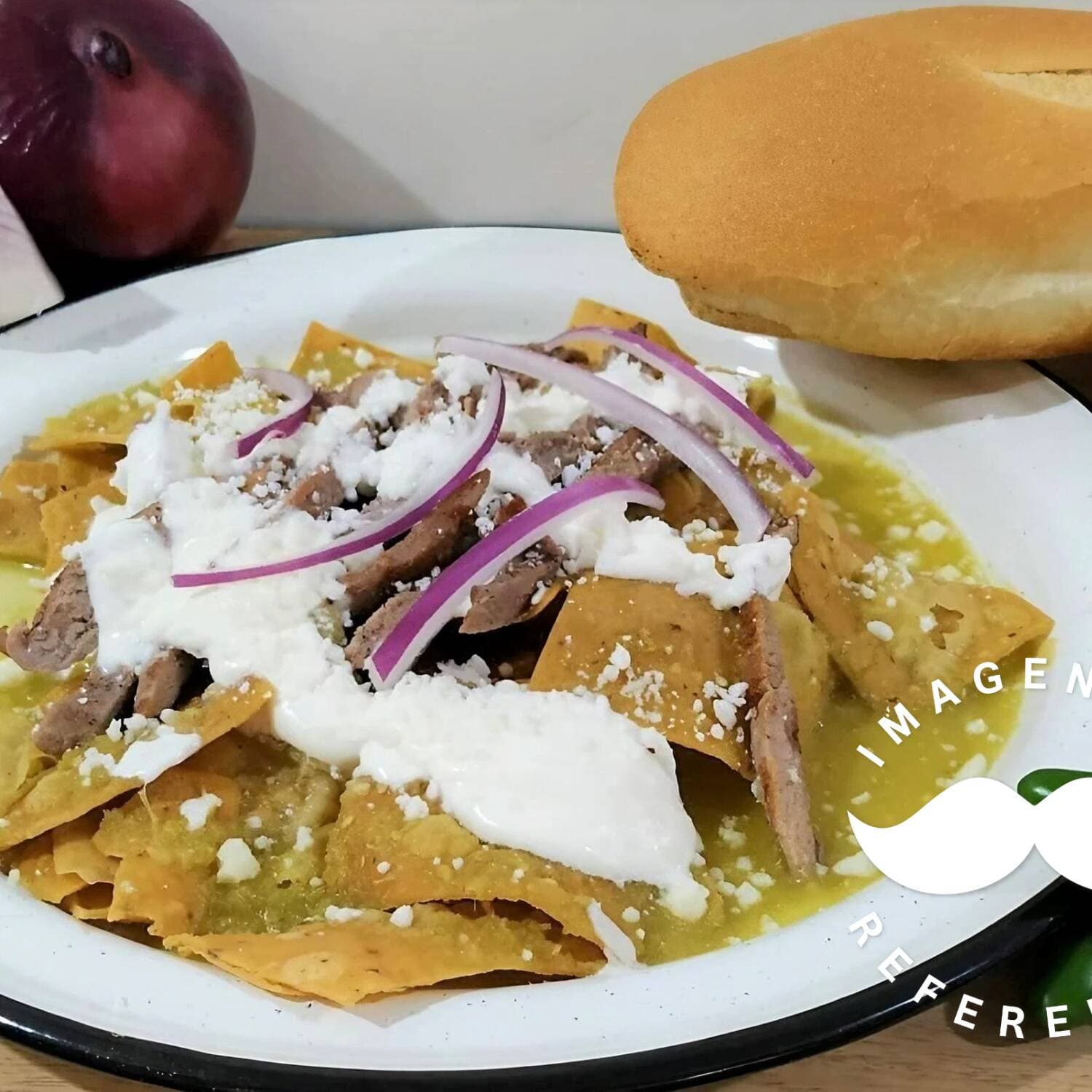 Chilaquiles verdes con arrachera y huevos