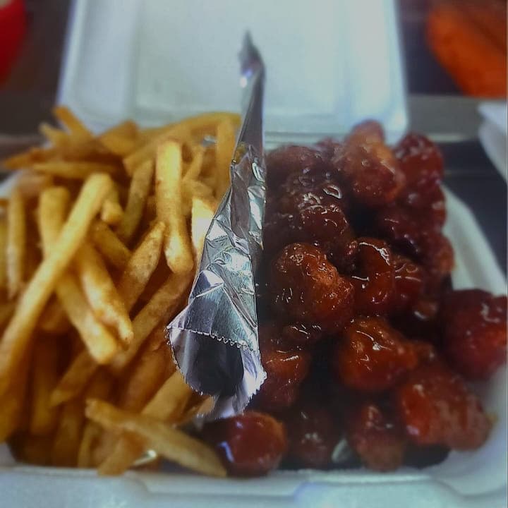1 paquete sensilo boneless bites + soda