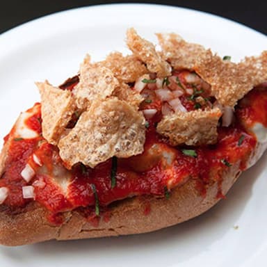 Don Mollete con Chicharron.