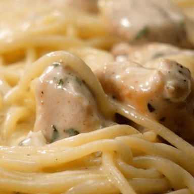 Spaguetti en Salsa Blanca con Pollo y Hongos