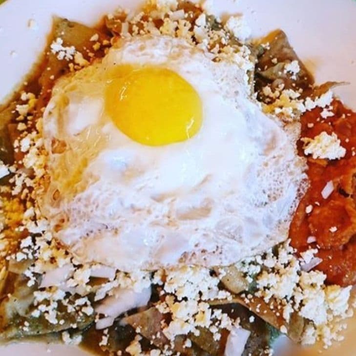 Chilaquiles Rojos con Huevo Estrellado
