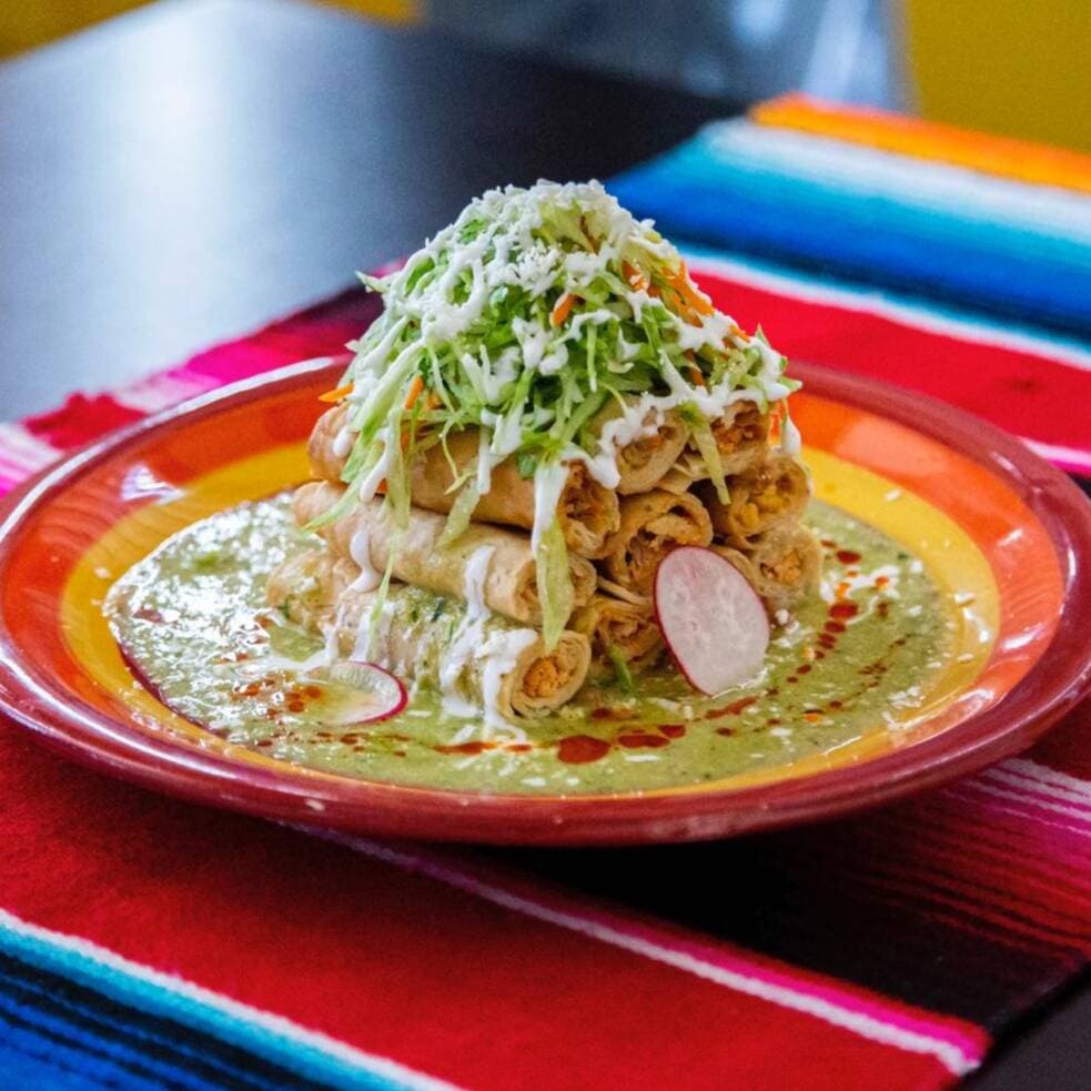 Flautas de Pollo+Agua Horchata+Ensalada Macarrón