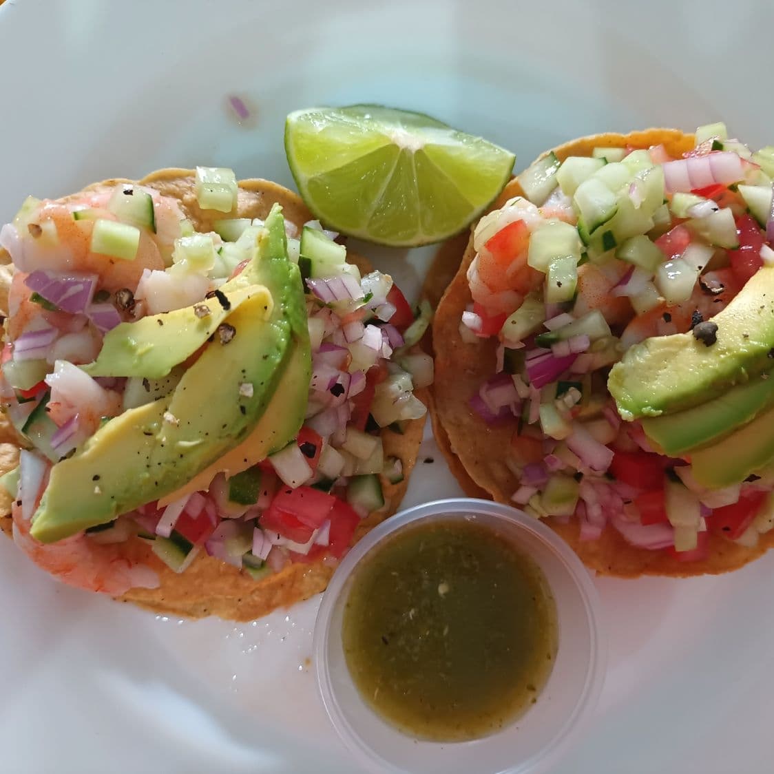 Tostada de camarón crudo
