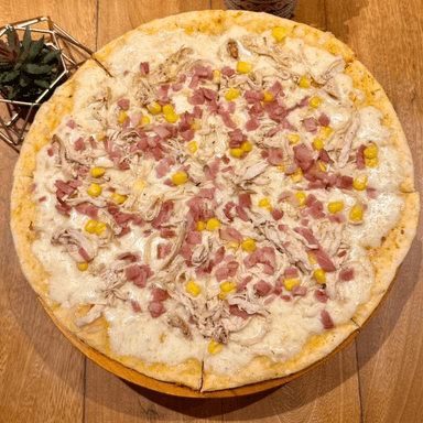 Pizza Pollo, Maíz y Tocineta Ahumada