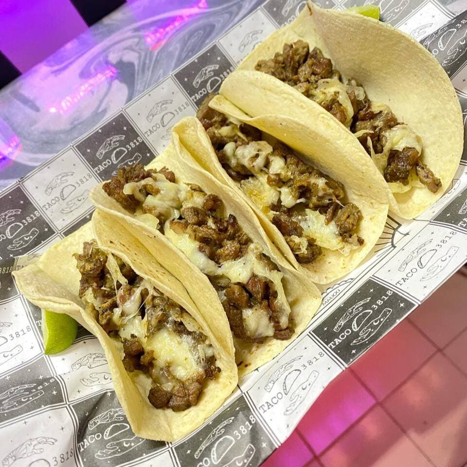 4 TACOS DE ASADA  CON QUESO (MAIZ) + COCA COLA