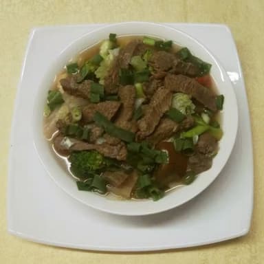 Sopa de Sa-Ho Fan con Carne de Res y Verduras