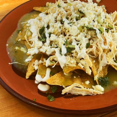 CHILAQUILES VERDES CON POLLO