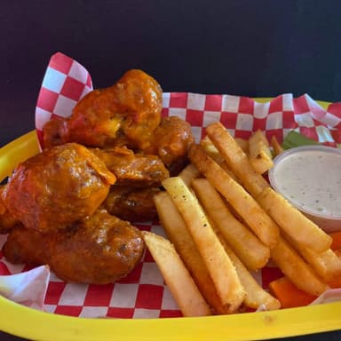 ORDEN PERSONAL DE ALITAS MÁS PAPAS FRITAS