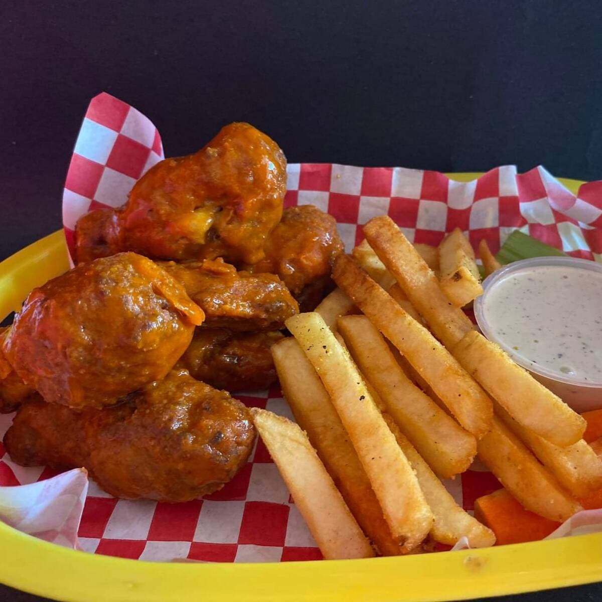 ORDEN PERSONAL DE ALITAS MÁS PAPAS FRITAS