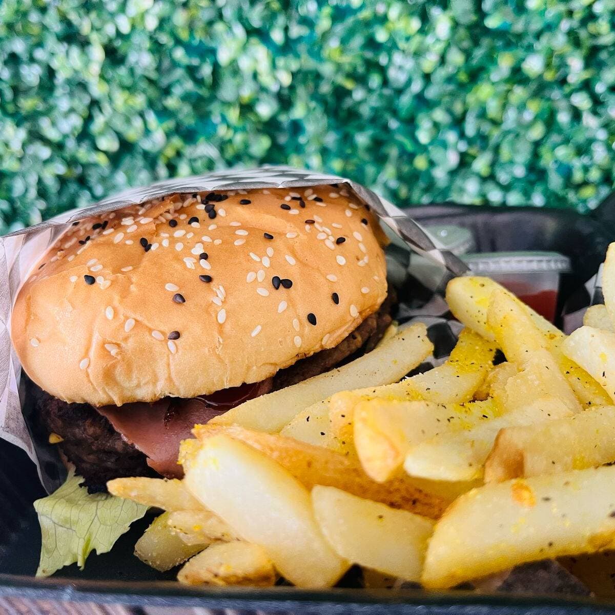 Cheese Burger con Papas a la Francesa