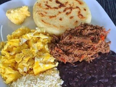 Desayuno criollo con carne