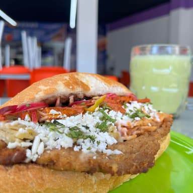 Torta de Chilaquiles con Milanesa de Pollo