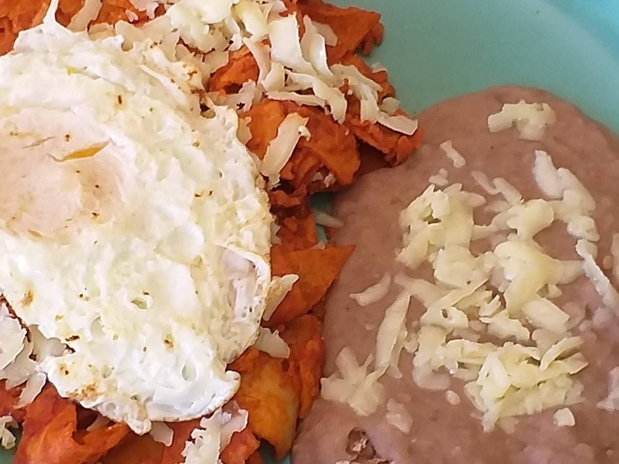 Chilaquiles Rojos Montados y Frijoles