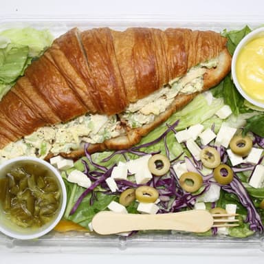 Croissant Relleno de Ensalada Rusa de Apio