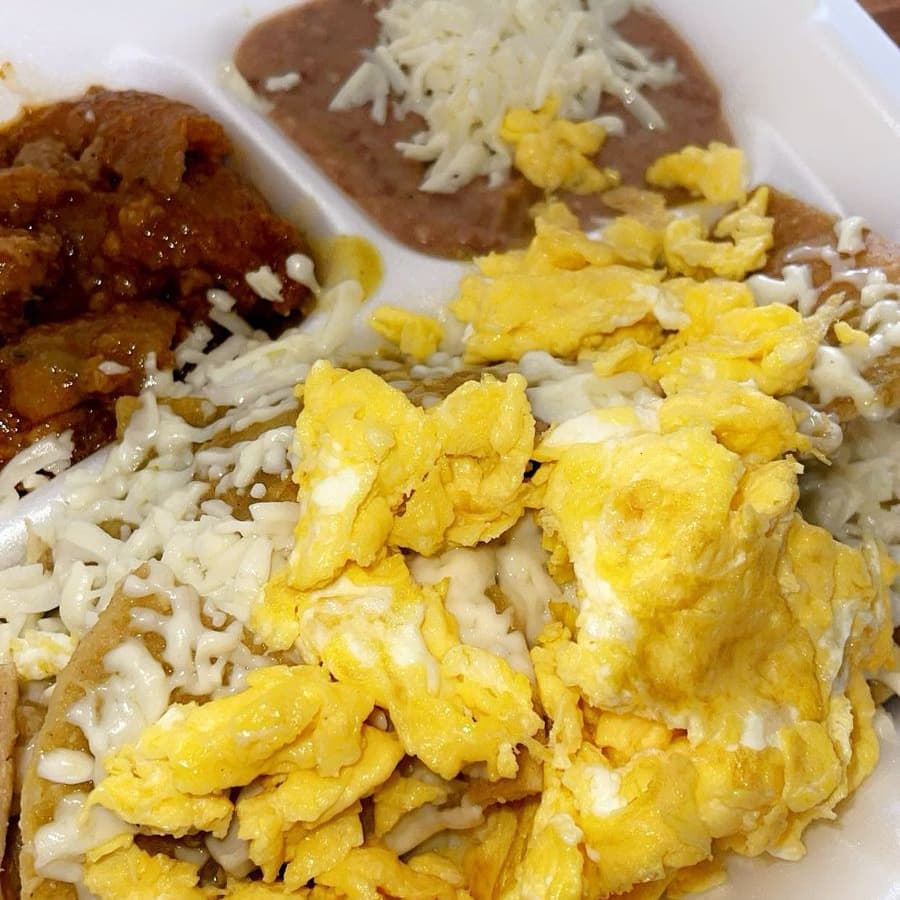 Chilaquiles verdes montados de huevos revueltos.