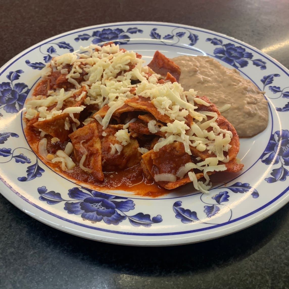 Chilaquiles Rojos con Queso *