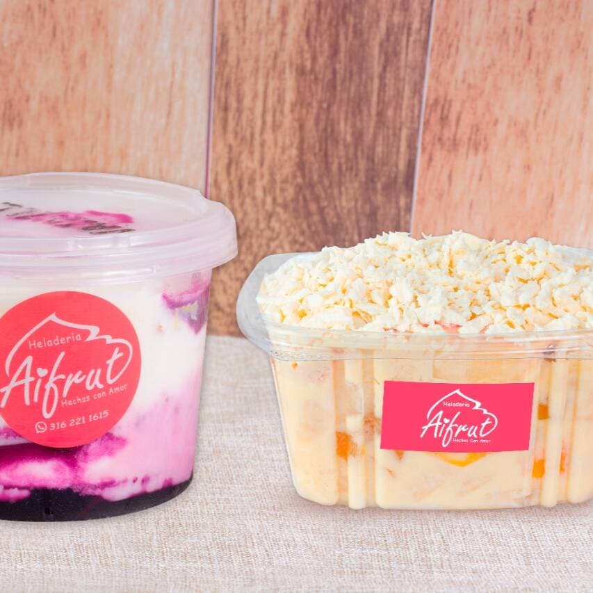 Ensalada de fruta mediana con tarro de helado