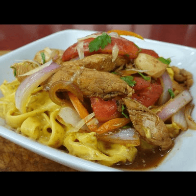 TALLARIN HUANCAINA CON SALTADO DE POLLO