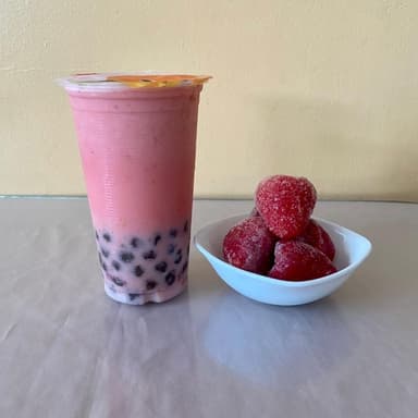 Té de tapioca con fresas ( 16 onzas )