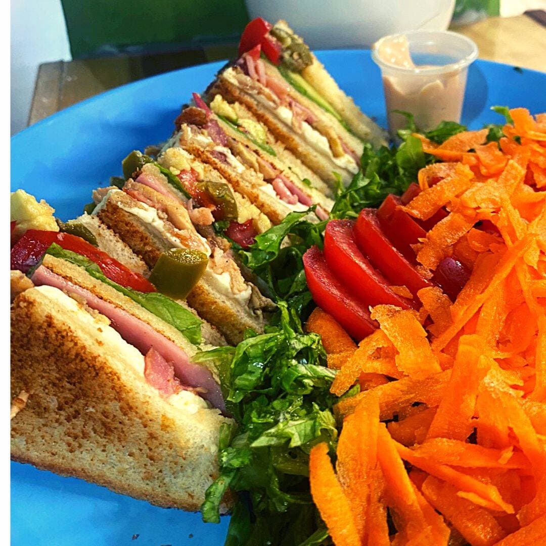 Club Sándwich con Ensalada