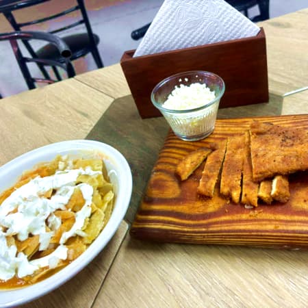 Chilaquiles con Pechuga Empanizada