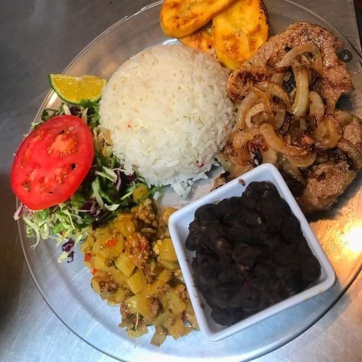 Combo-Casado con Carne en Salsa