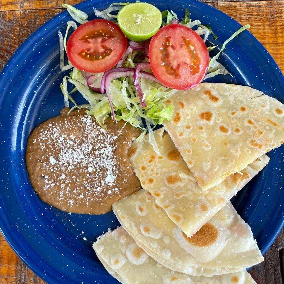 Combo de de 3 quesadillas con carne deshebrada