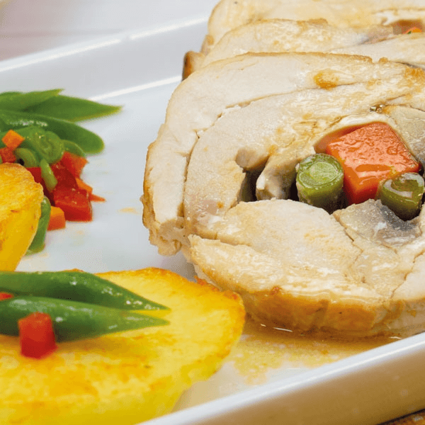 Pollo Enrollado con Papas Dorados y Ensalada