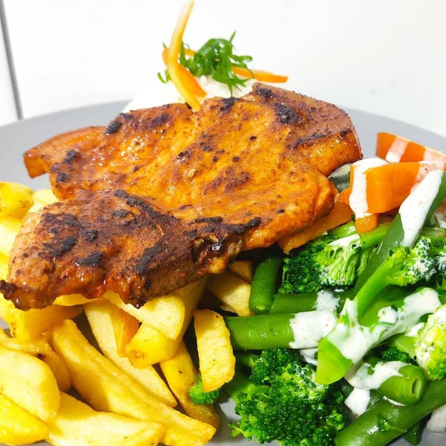 Chuleta Dorada con Papas Fritas y Arroz