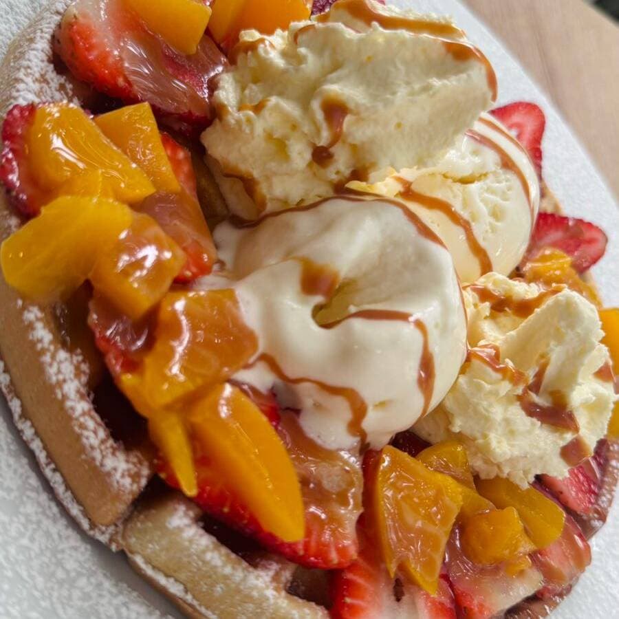 Waffle Arequipe, Fresa y durazno grande